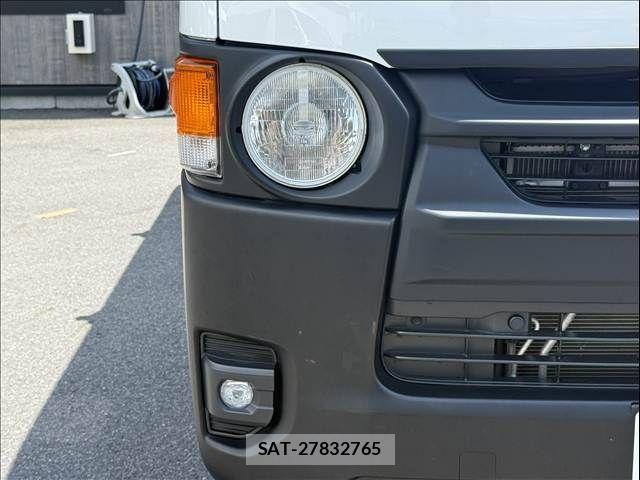 Toyota HIACE VAN 2023-07 8369455-4