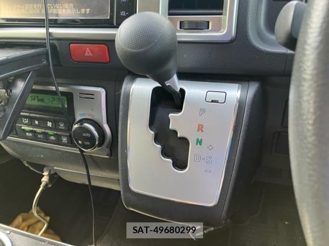 Toyota HIACE VAN 2020-07 8369459-17