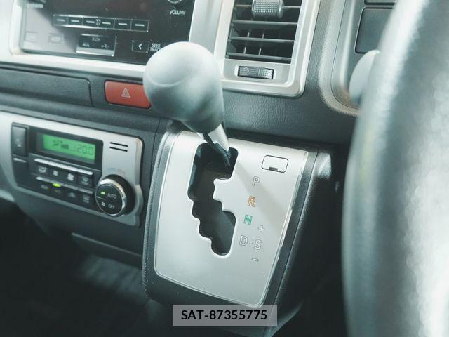 Toyota HIACE VAN 2019-12 8372297-13