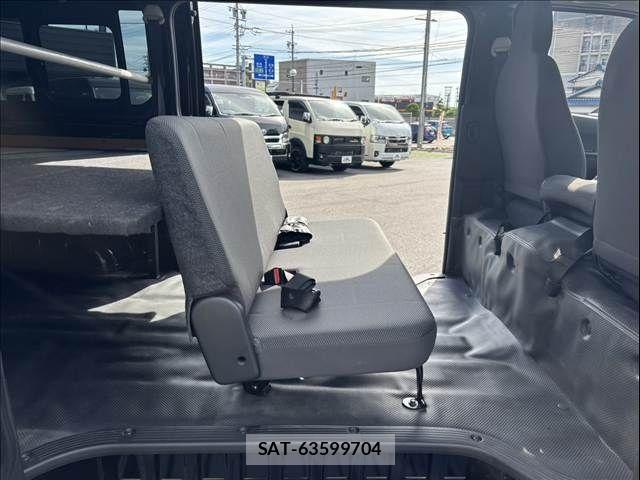 Toyota HIACE VAN 2024-03 8438692-13