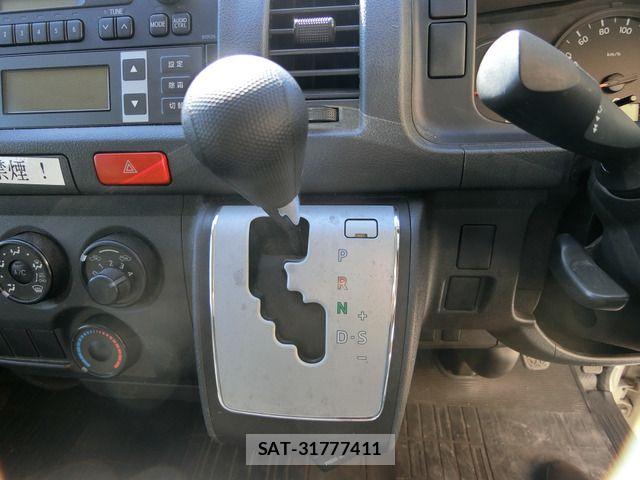 Toyota HIACE VAN 2017-01 8438995-16