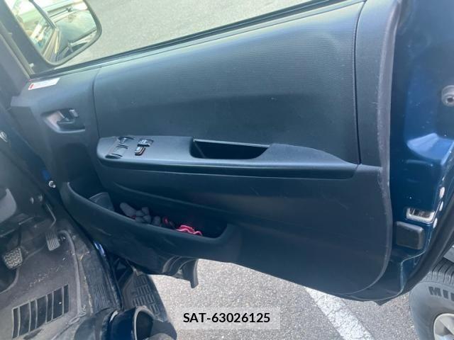 Toyota HIACE VAN 2015-06 8563860-11