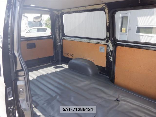Toyota HIACE VAN 2017-12 8563852-17