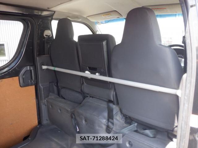 Toyota HIACE VAN 2017-12 8563852-18