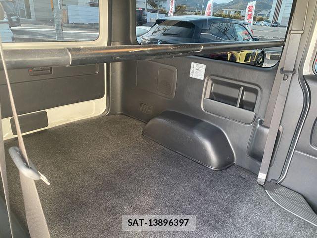 Toyota HIACE VAN 2020-04 8629424-17