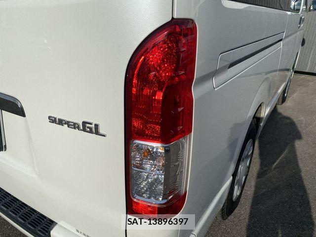Toyota HIACE VAN 2020-04 8629424-25