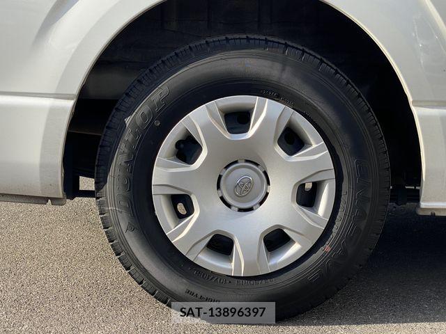 Toyota HIACE VAN 2020-04 8629424-27