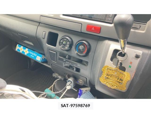 Toyota HIACE VAN 2013-12 8629429-11