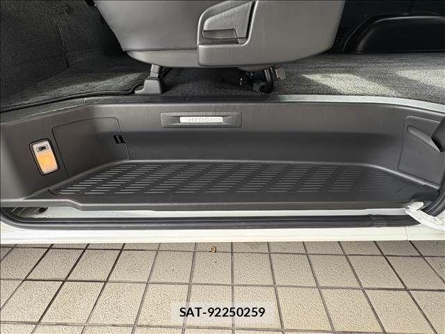 Toyota HIACE VAN 2023-05 8746419-17