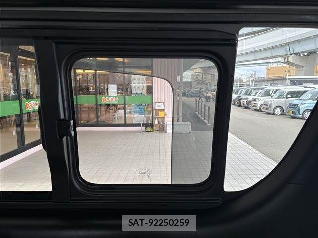 Toyota HIACE VAN 2023-05 8746419-21