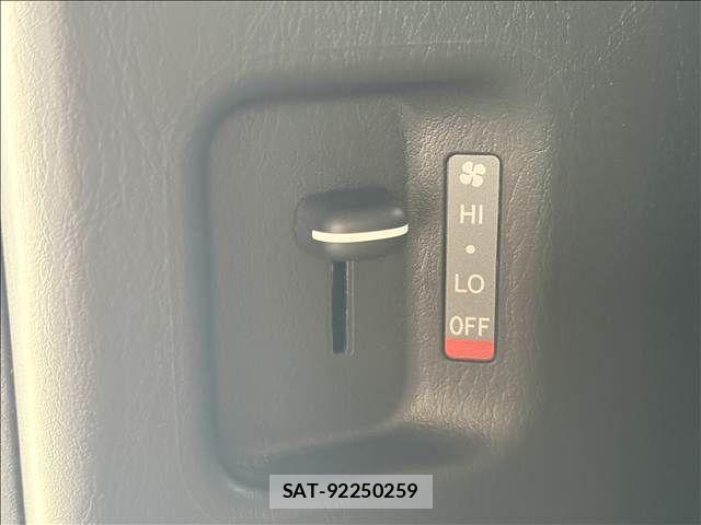 Toyota HIACE VAN 2023-05 8746419-26