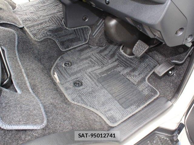Toyota HIACE VAN 2022-02 8746413-17