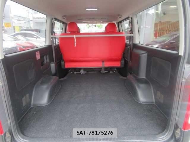 Toyota HIACE VAN 2017-08 8746421-27