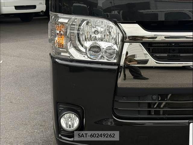Toyota HIACE VAN 2022-02 8746418-4