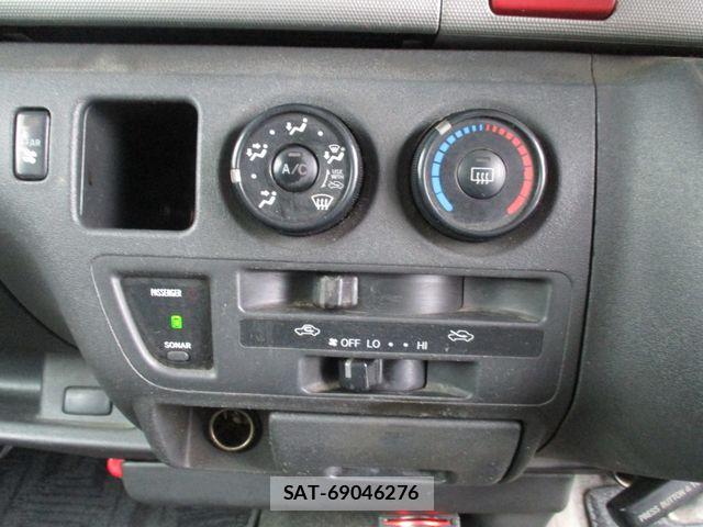 Toyota HIACE VAN 2006-04 8832151-17