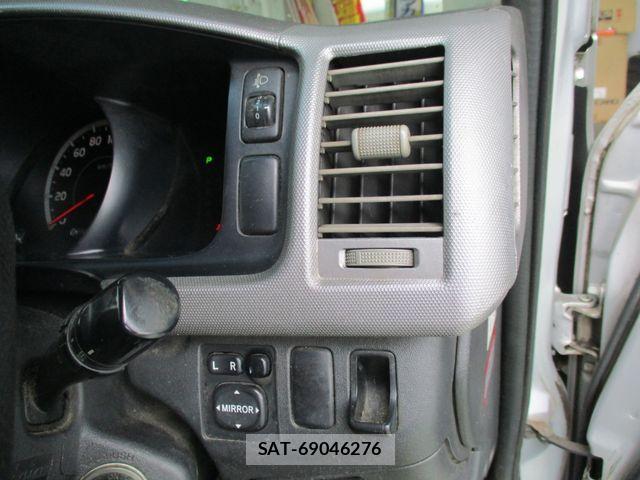 Toyota HIACE VAN 2006-04 8832151-18