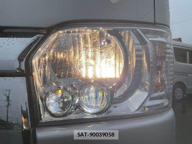 Toyota HIACE VAN 2020-12 8832128-11