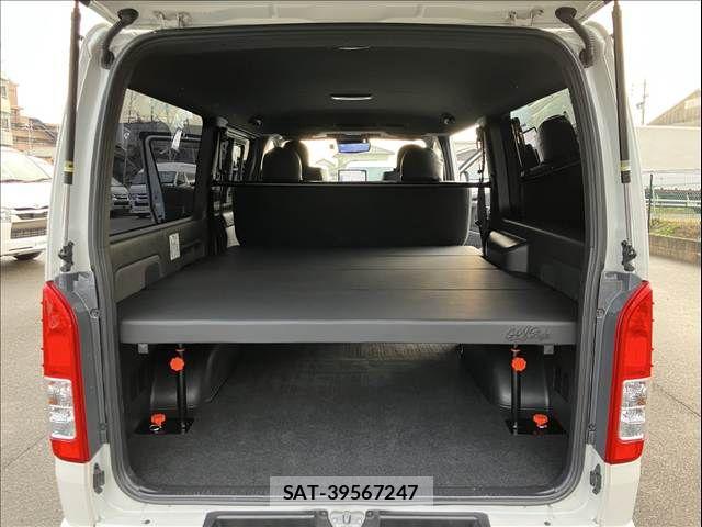Toyota HIACE VAN 2024-03 8832114-15