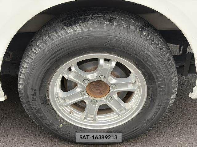 Toyota HIACE VAN 2017-04 8872293-28