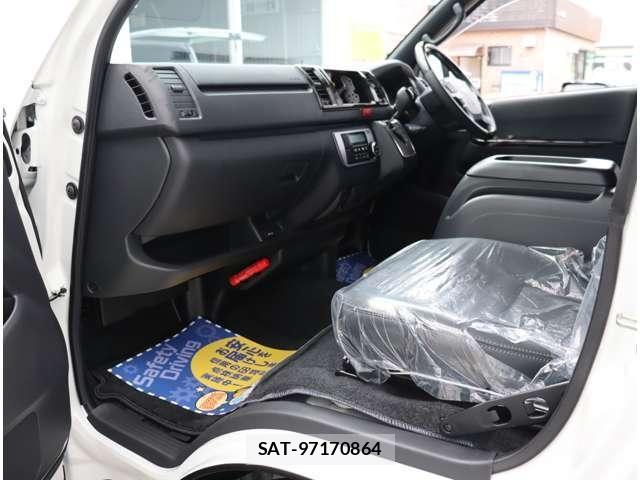Toyota HIACE VAN 2025-10 8882651-24