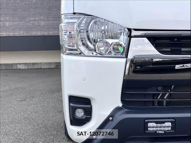 Toyota HIACE VAN 2024-03 8882648-9