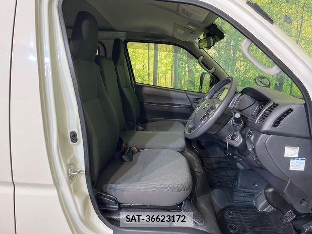 Toyota HIACE VAN 2025-04 8882658-7