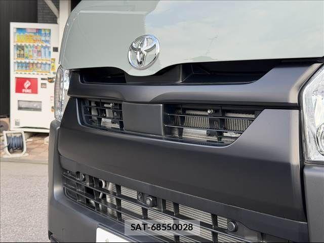Toyota HIACE VAN 2025-03 8882650-29