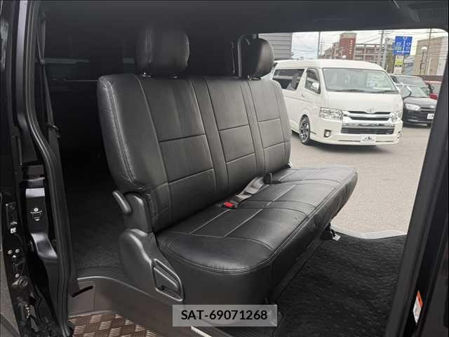 Toyota HIACE VAN 2023-03 8882656-9