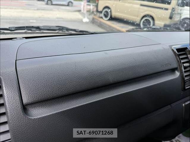 Toyota HIACE VAN 2023-03 8882656-17