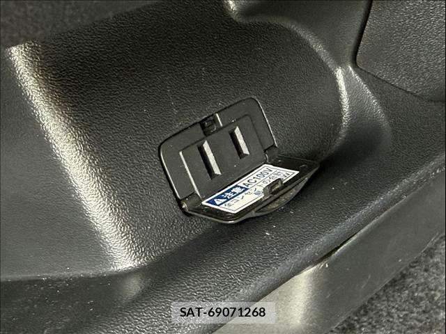Toyota HIACE VAN 2023-03 8882656-18