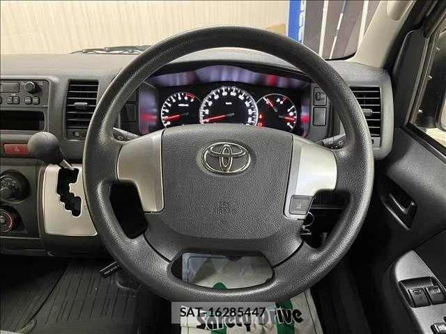 Toyota HIACE VAN 2020-04 8882660-12