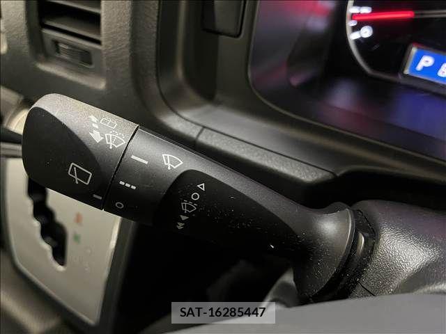 Toyota HIACE VAN 2020-04 8882660-15