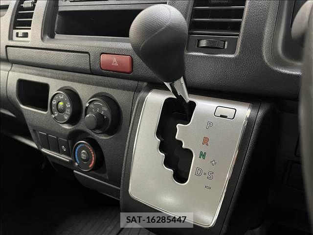 Toyota HIACE VAN 2020-04 8882660-19