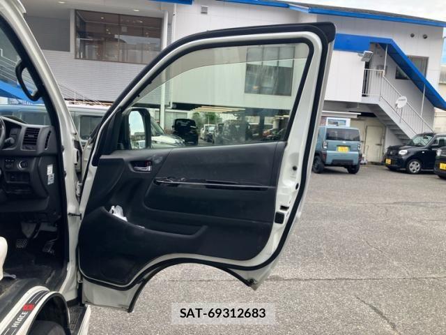 Toyota HIACE VAN 2020-10 8884498-10
