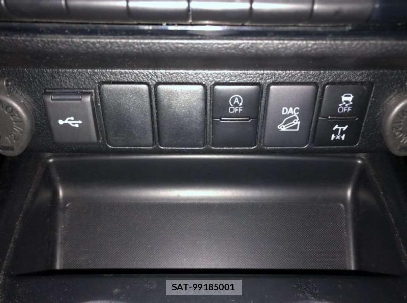 Toyota HILUX 2024-04 1077071-10