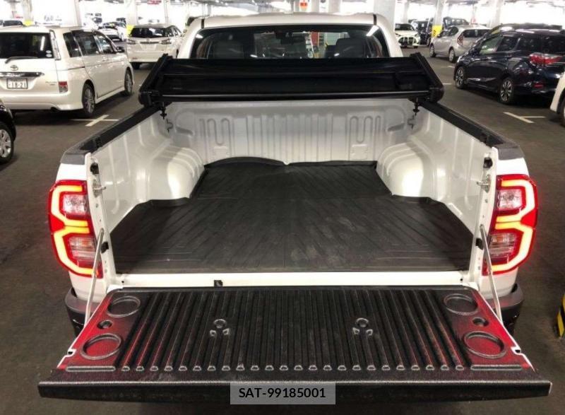 Toyota HILUX 2024-04 1077071-4