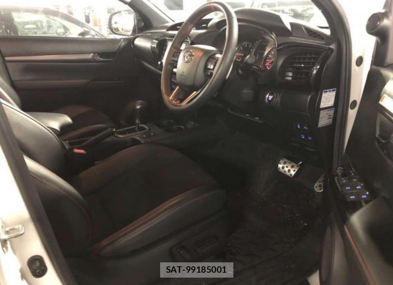 Toyota HILUX 2024-04 1077071-5
