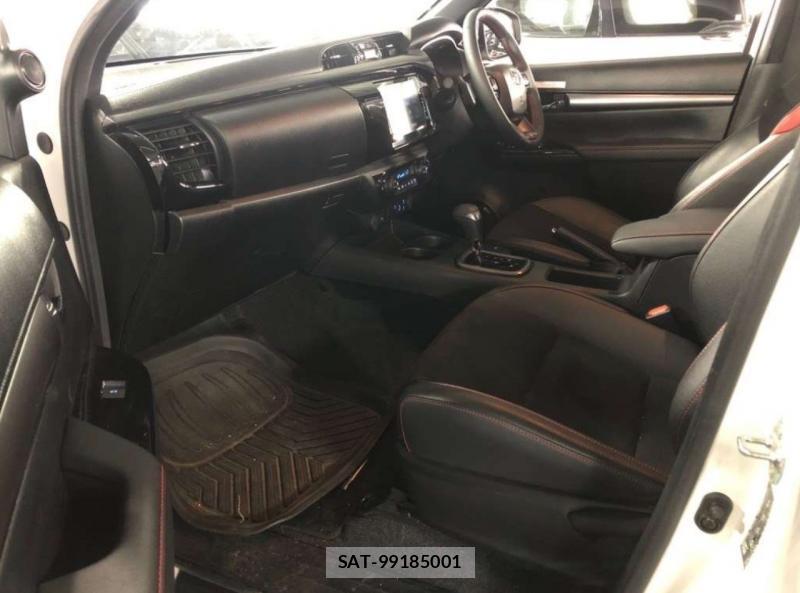 Toyota HILUX 2024-04 1077071-6