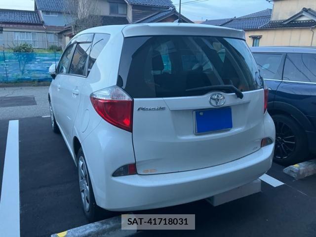 Toyota RACTIS 2011-06 7226304-2