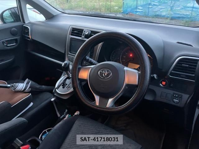 Toyota RACTIS 2011-06 7226304-5