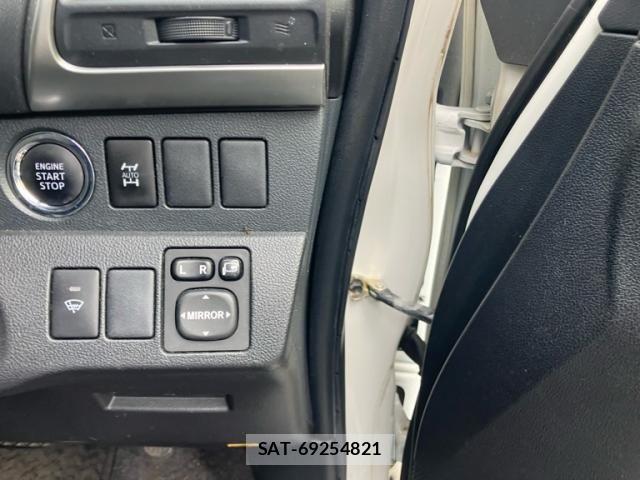Toyota RACTIS 2012-03 7226302-11