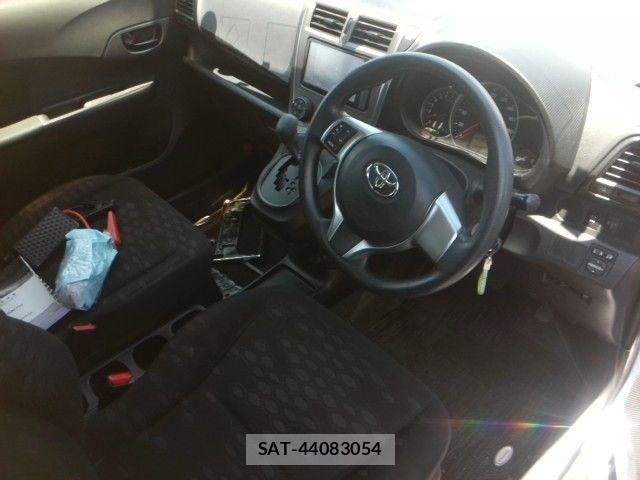 Toyota RACTIS 2013-06 7226303-1