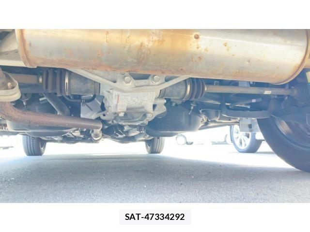Toyota RACTIS 2015-09 8372303-26