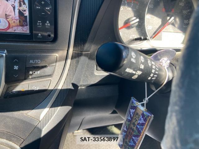 Toyota RACTIS 2011-07 8563863-19