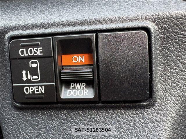 Toyota SIENTA 2017-01 8102345-28
