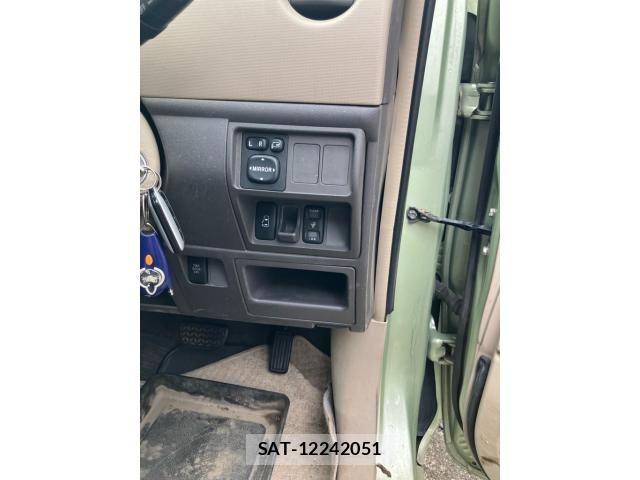 Toyota SIENTA 2007-07 8102346-17