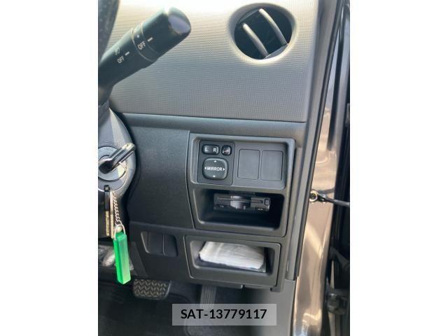 Toyota SIENTA 2011-12 8146889-19