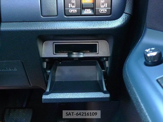 Toyota VOXY 2016-09 6220671-20
