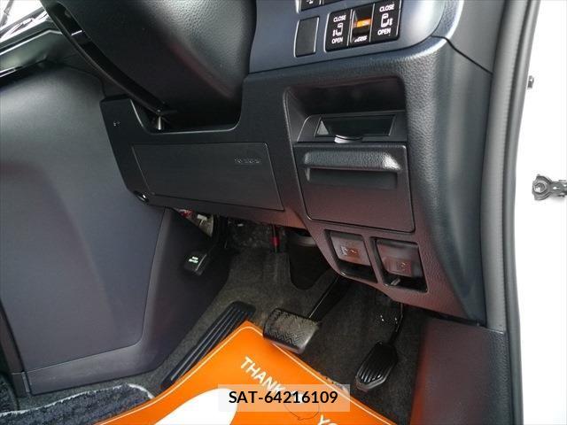 Toyota VOXY 2016-09 6220671-29