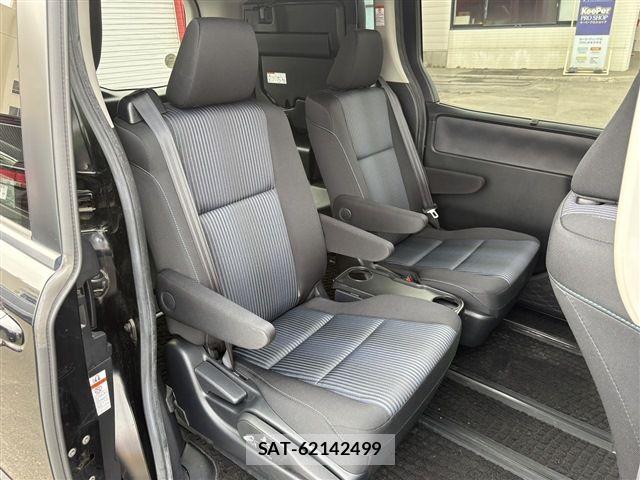 Toyota VOXY 2014-07 6277553-16